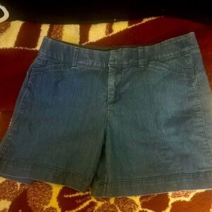 Women short jeans, with elastic waist band, and belt loop, stretch.